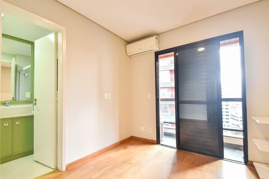 Comprar apartamento com 2 quartos, varanda e piscina no condomínio. — Suíte