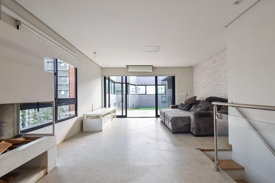 Comprar apartamento com 2 quartos, varanda e piscina no condomínio. — Cobertura - sala