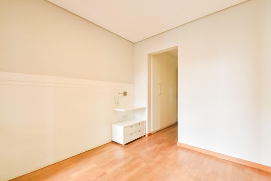 Comprar apartamento com 2 quartos, varanda e piscina no condomínio. — Suíte