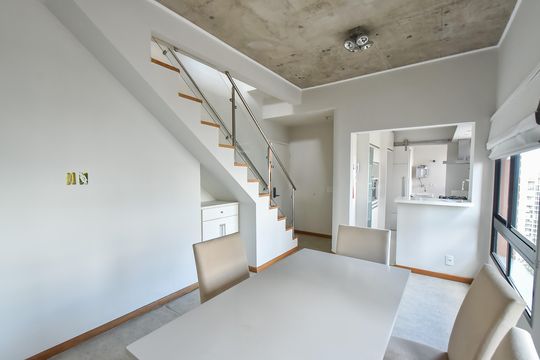 Comprar apartamento com 2 quartos, varanda e piscina no condomínio. — Sala
