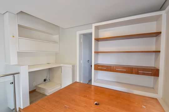 Comprar apartamento com 2 quartos, varanda e piscina no condomínio. — Cobertura - sala