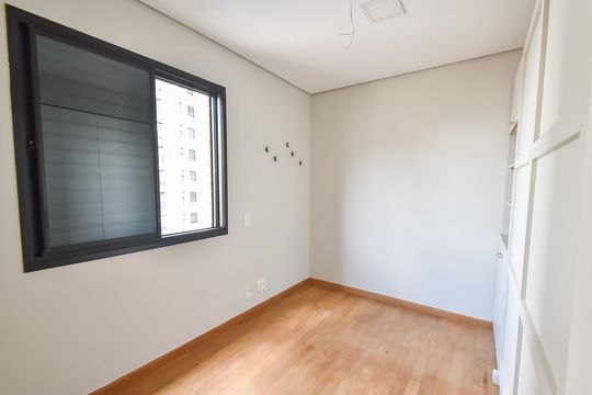 Comprar apartamento com 2 quartos, varanda e piscina no condomínio. — Quarto