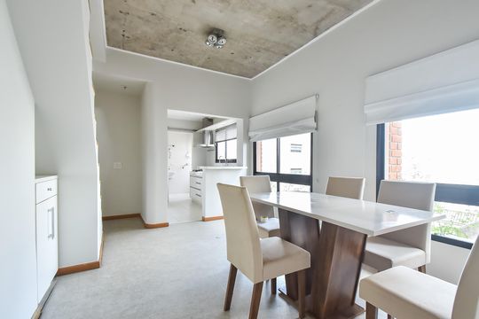 Comprar apartamento com 2 quartos, varanda e piscina no condomínio. — Sala