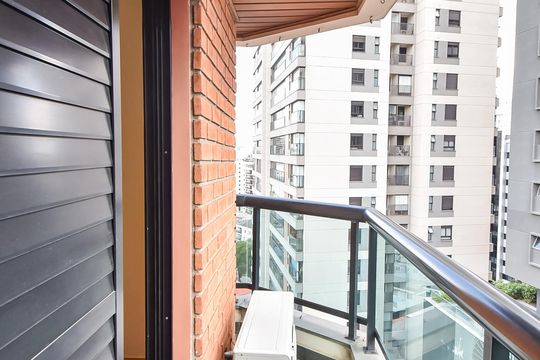 Comprar apartamento com 2 quartos, varanda e piscina no condomínio. — Varanda da suíte