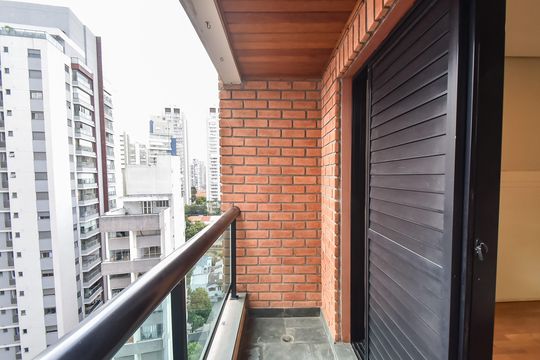 Comprar apartamento com 2 quartos, varanda e piscina no condomínio. — Varanda da suíte
