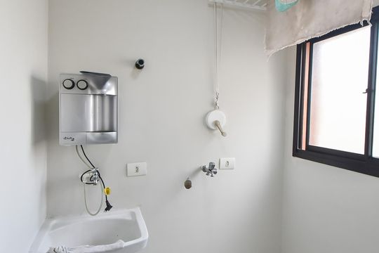 Comprar apartamento com 2 quartos, varanda e piscina no condomínio. — Área de serviço