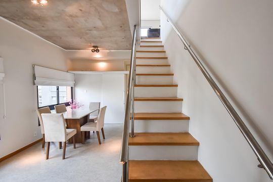 Comprar apartamento com 2 quartos, varanda e piscina no condomínio. — Sala