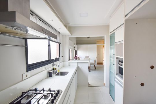 Comprar apartamento com 2 quartos, varanda e piscina no condomínio. — Cozinha