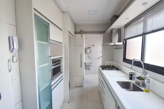 Comprar apartamento com 2 quartos, varanda e piscina no condomínio. — Cozinha