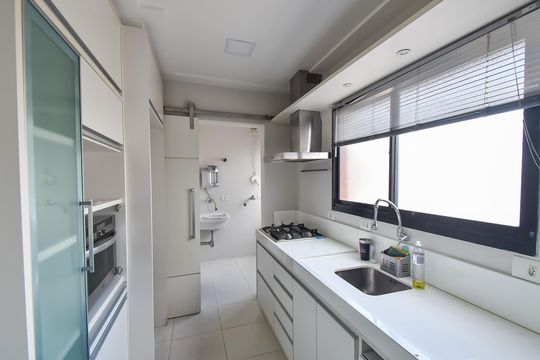 Comprar apartamento com 2 quartos, varanda e piscina no condomínio. — Cozinha