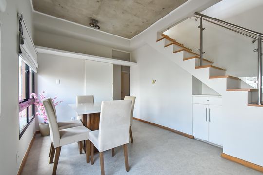Comprar apartamento com 2 quartos, varanda e piscina no condomínio. — Sala