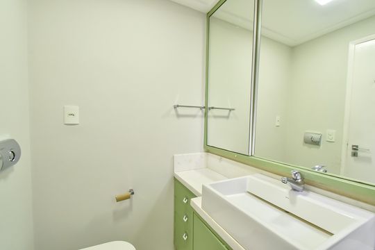 Comprar apartamento com 2 quartos, varanda e piscina no condomínio. — Banheiro da suíte