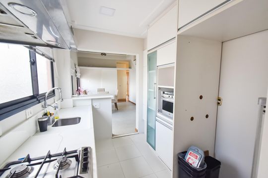 Comprar apartamento com 2 quartos, varanda e piscina no condomínio. — Cozinha