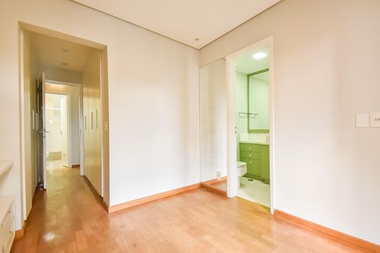 Comprar apartamento com 2 quartos, varanda e piscina no condomínio. — Suíte