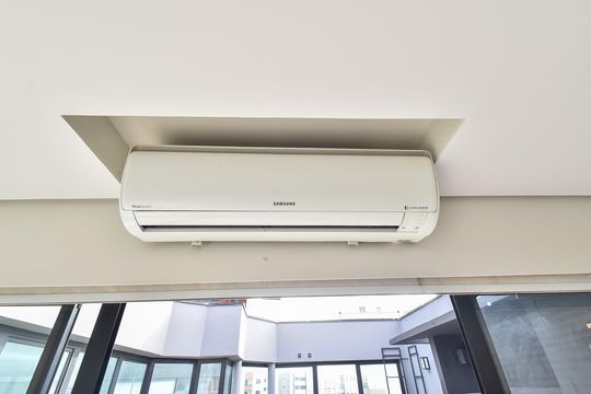 Comprar apartamento com 2 quartos, varanda e piscina no condomínio. — Cobertura - sala