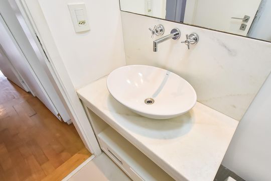 Comprar apartamento com 2 quartos, varanda e piscina no condomínio. — Banheiro social