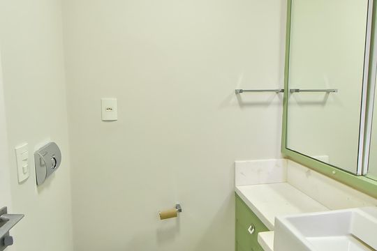 Comprar apartamento com 2 quartos, varanda e piscina no condomínio. — Banheiro da suíte