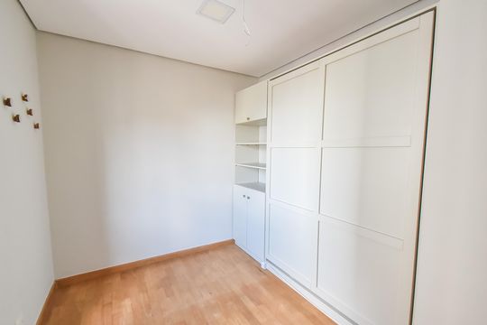 Comprar apartamento com 2 quartos, varanda e piscina no condomínio. — Quarto