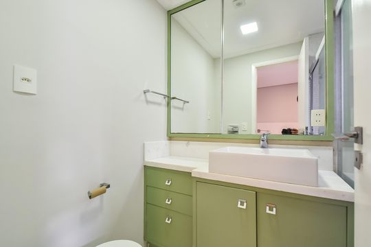 Comprar apartamento com 2 quartos, varanda e piscina no condomínio. — Banheiro da suíte