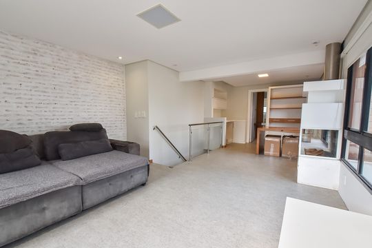 Comprar apartamento com 2 quartos, varanda e piscina no condomínio. — Cobertura - sala
