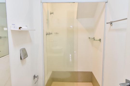 Comprar apartamento com 2 quartos, varanda e piscina no condomínio. — Banheiro social