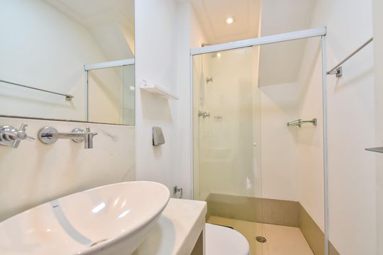 Comprar apartamento com 2 quartos, varanda e piscina no condomínio. — Banheiro social
