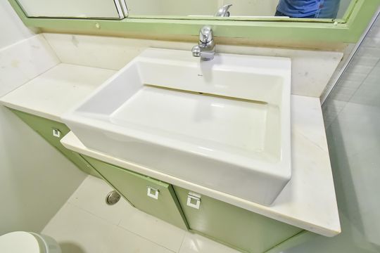 Comprar apartamento com 2 quartos, varanda e piscina no condomínio. — Banheiro da suíte