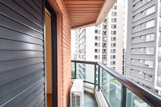 Comprar apartamento com 2 quartos, varanda e piscina no condomínio. — Varanda da suíte