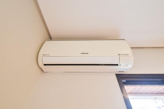 Comprar apartamento com 2 quartos, varanda e piscina no condomínio. — Suíte