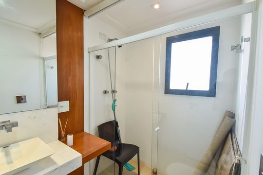 Comprar apartamento com 2 quartos, varanda e piscina no condomínio. — Cobertura - banheiro