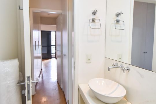 Comprar apartamento com 2 quartos, varanda e piscina no condomínio. — Banheiro social