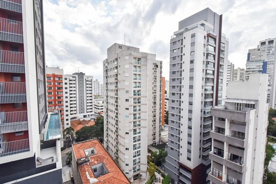 Comprar apartamento com 2 quartos, varanda e piscina no condomínio. — Varanda da suíte
