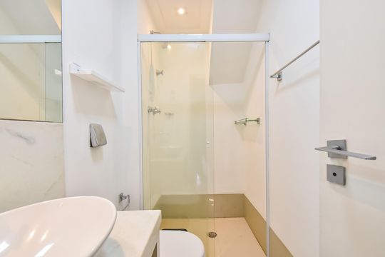 Comprar apartamento com 2 quartos, varanda e piscina no condomínio. — Banheiro social