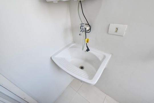 Comprar apartamento com 2 quartos, varanda e piscina no condomínio. — Área de serviço