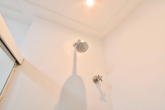 Comprar apartamento com 2 quartos, varanda e piscina no condomínio. — Banheiro social