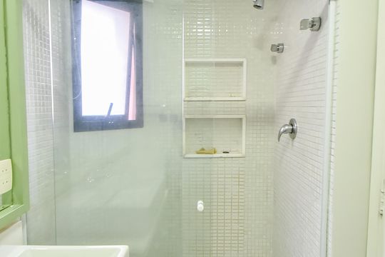 Comprar apartamento com 2 quartos, varanda e piscina no condomínio. — Banheiro da suíte