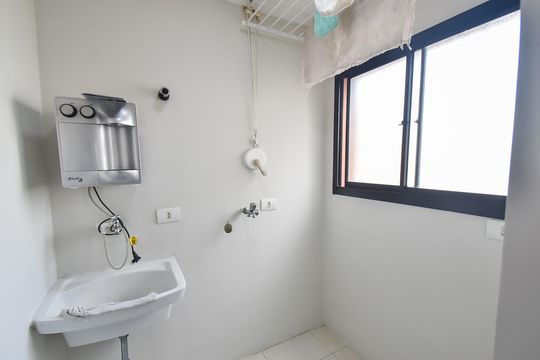 Comprar apartamento com 2 quartos, varanda e piscina no condomínio. — Área de serviço