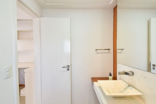 Comprar apartamento com 2 quartos, varanda e piscina no condomínio. — Cobertura - banheiro