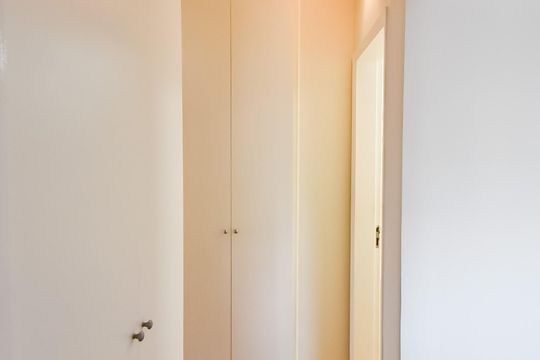 Comprar apartamento com 2 quartos, varanda e piscina no condomínio. — Corredor