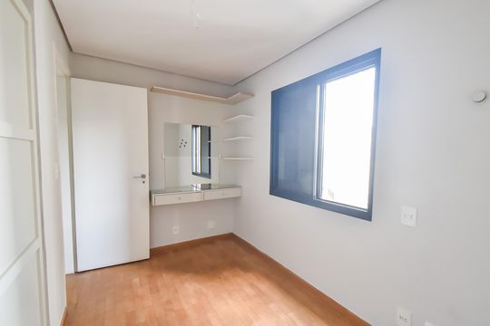 Comprar apartamento com 2 quartos, varanda e piscina no condomínio. — Quarto