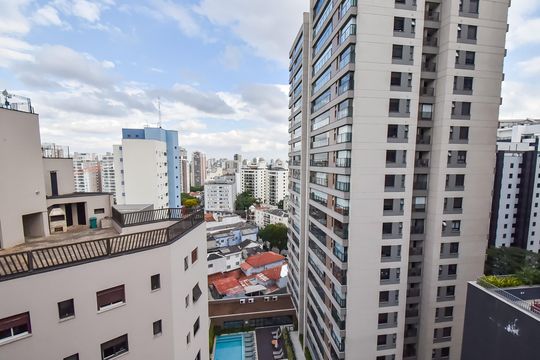 Comprar apartamento com 2 quartos, varanda e piscina no condomínio. — Vista do quarto