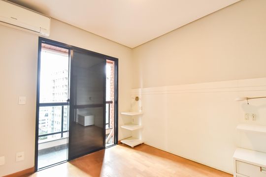 Comprar apartamento com 2 quartos, varanda e piscina no condomínio. — Suíte
