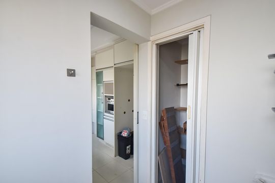 Comprar apartamento com 2 quartos, varanda e piscina no condomínio. — Área de serviço