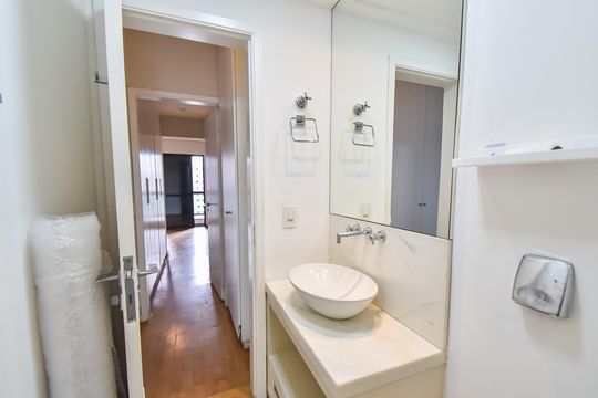 Comprar apartamento com 2 quartos, varanda e piscina no condomínio. — Banheiro social