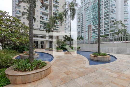 Apartamento à venda, com 200 m², 3 quartos e 3 vagas — Entrada