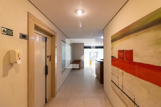 Venda de apartamento mobiliado na Vila Olímpia com 3 quartos e churrasqueira. — Hall de entrada