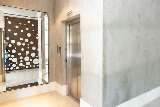 Comprar apartamento mobiliado com 2 quartos, varanda gourmet e academia no condomínio. — Hall Entrada