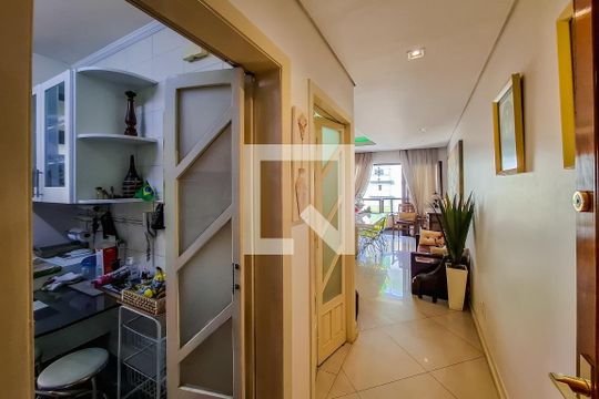 Apartamento à venda, com 173 m², 3 quartos e 3 vagas — Entrada